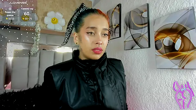 Snapshot of Cristall_ravven chatting on 11/14/25, 01:54 Cristall ravven online show from 11/14/25, 01:54