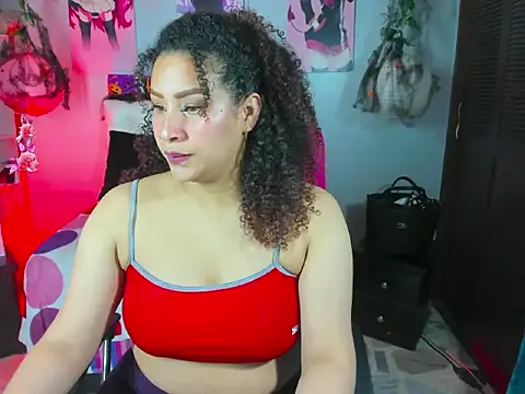Snapshot of ROZZE_MILA chatting on 10/23/25, 01:32 ROZZE MILA online show from 10/23/25, 01:32