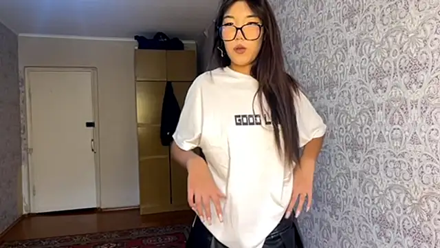 EsterCassius online show from 10/26/25, 08:42