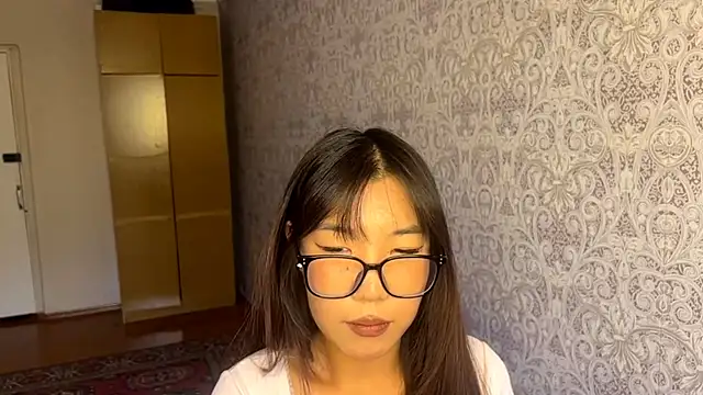 EsterCassius online show from 10/28/25, 08:07