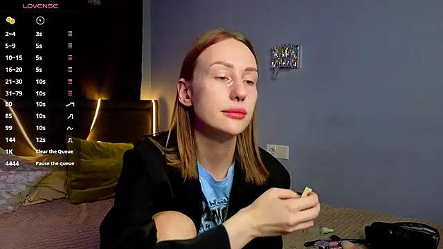 ZolaDickmann online show from 10/31/25, 08:04