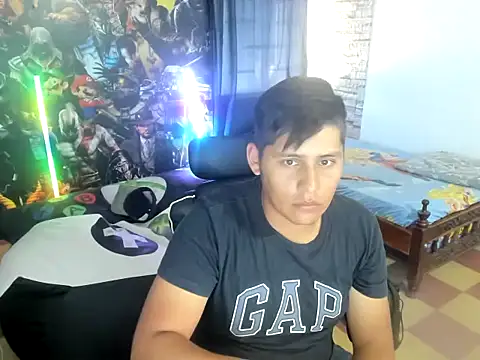 Snapshot of maiker_lozano_ chatting on 10/26/25, 06:25 maiker lozano  online show from 10/26/25, 06:25