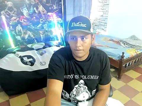 Snapshot of maiker_lozano_ chatting on 10/27/25, 06:56 maiker lozano  online show from 10/27/25, 06:56