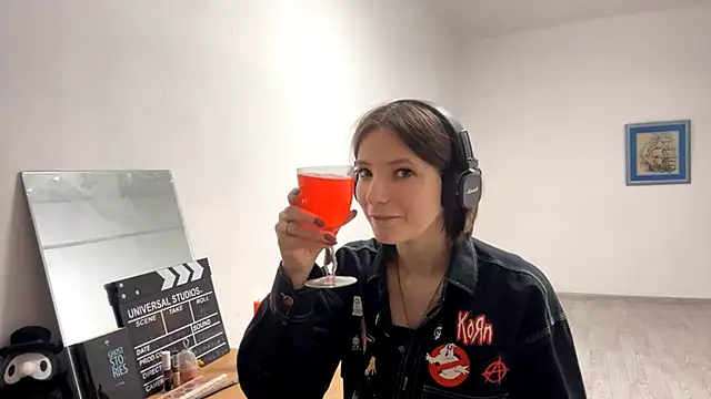 KindraScullion online show from 10/26/25, 10:32