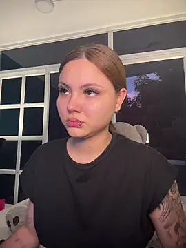 Snapshot of Beella1_ chatting on 11/19/25, 11:32 Beella1 online show from 11/19/25, 11:32