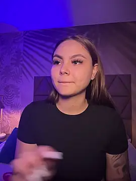 Snapshot of Beella1_ chatting on 11/20/25, 11:32 Beella1 online show from 11/20/25, 11:32