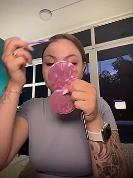 Snapshot of Beella1_ chatting on 11/27/25, 11:34 Beella1 online show from 11/27/25, 11:34