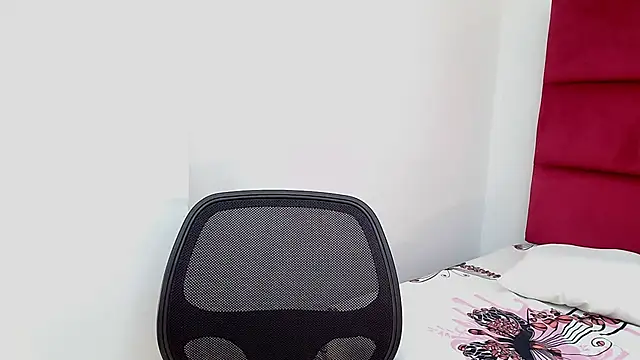 Snapshot of Flirty_Vibes chatting on 11/04/25, 02:49 Flirty Vibes online show from 11/04/25, 02:49