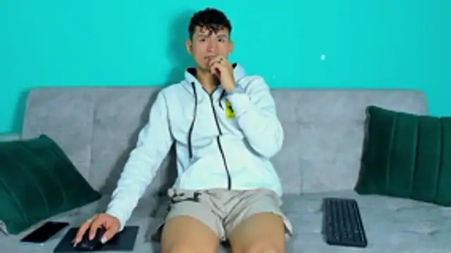 Nicolas Torres  online show from 11/23/25, 05:18