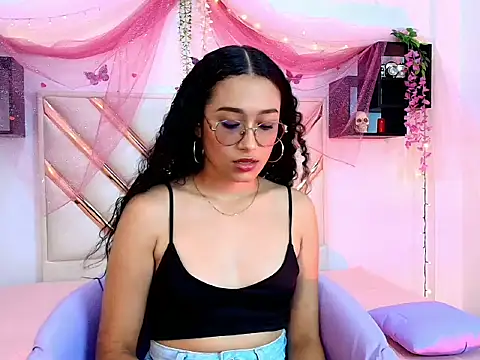 Snapshot of ZOEH_ROSS chatting on 10/22/25, 07:46 ZOEH ROSS online show from 10/22/25, 07:46