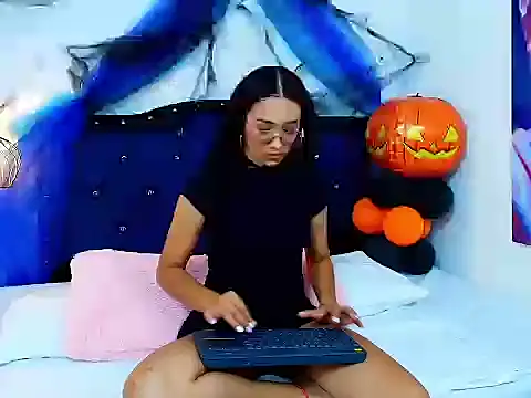 Snapshot of ZOEH_ROSS chatting on 11/02/25, 07:49 ZOEH ROSS online show from 11/02/25, 07:49