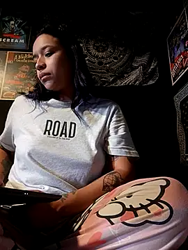 Snapshot of Isis_Bathory chatting on 11/14/25, 03:33 Isis Bathory online show from 11/14/25, 03:33