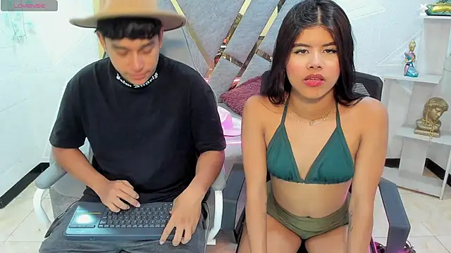 Snapshot of Sidney_Brownn chatting on 11/17/25, 09:53 Sidney Brownn online show from 11/17/25, 09:53