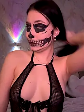 Snapshot of KailyBell chatting on 10/31/25, 03:57 KailyBell online show from 10/31/25, 03:57