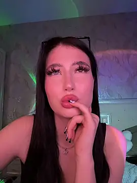 Snapshot of KailyBell chatting on 11/15/25, 10:48 KailyBell online show from 11/15/25, 10:48