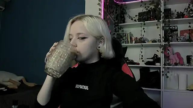 Holy Mistress S online show from 11/18/25, 09:25