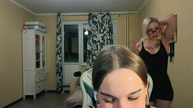 girls n roses online show from 10/29/25, 04:09