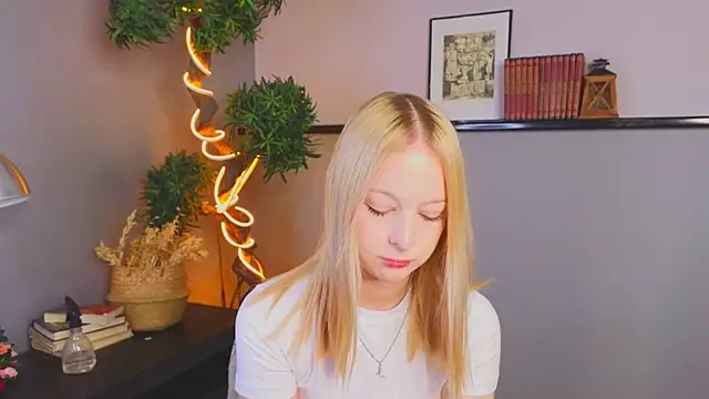 Snapshot of YungLyssy chatting on 11/18/25, 03:23 YungLyssy online show from 11/18/25, 03:23