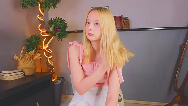 Snapshot of YungLyssy chatting on 11/30/25, 02:37 YungLyssy online show from 11/30/25, 02:37