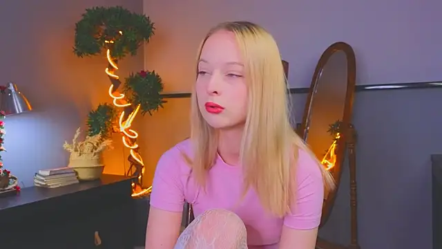 Snapshot of YungLyssy chatting on 12/16/25, 04:17 YungLyssy online show from 12/16/25, 04:17