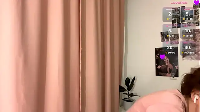 Snapshot of Kira_Sanders chatting on 12/02/25, 05:08 Kira Sanders online show from 12/02/25, 05:08