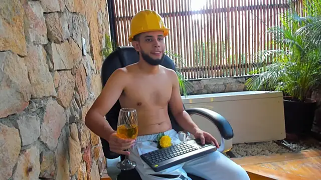 Snapshot of Maxcole_07 chatting on 12/14/25, 08:02 Maxcole 07 online show from 12/14/25, 08:02