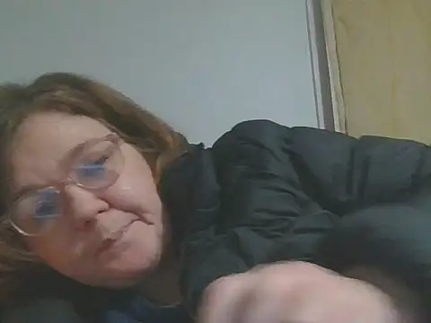 Snapshot of MissTerryUs chatting on 10/27/25, 05:28 MissTerryUs online show from 10/27/25, 05:28