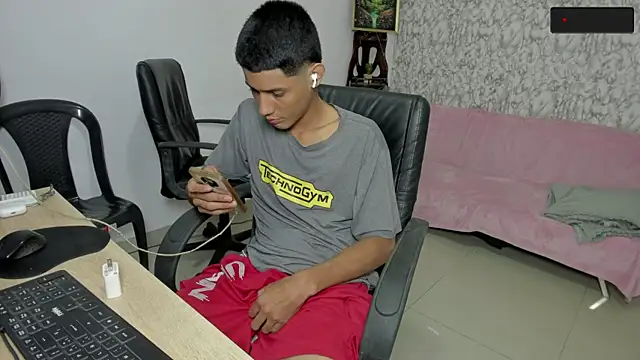 Snapshot of santos_desire chatting on 10/24/25, 03:25 santos desire online show from 10/24/25, 03:25