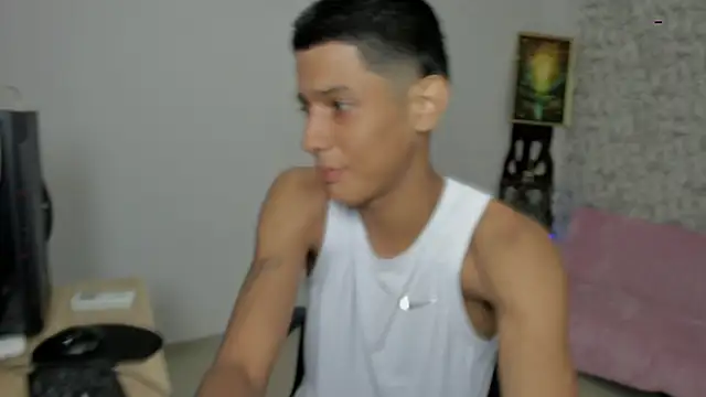 Snapshot of santos_desire chatting on 10/25/25, 03:25 santos desire online show from 10/25/25, 03:25