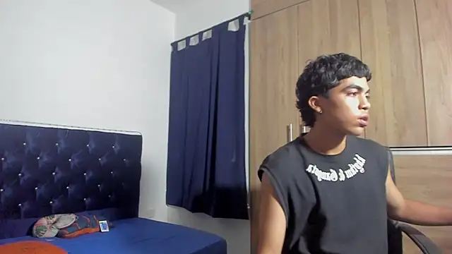 Snapshot of zinhuella420 chatting on 10/25/25, 08:03 zinhuella420 online show from 10/25/25, 08:03