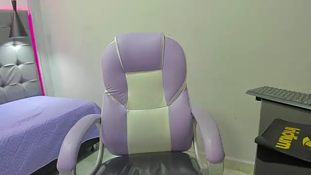 Snapshot of Alan_Grey18 chatting on 10/25/25, 04:09 Alan Grey18 online show from 10/25/25, 04:09