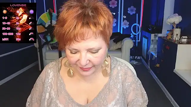 Snapshot of Kira_Kirke chatting on 10/25/25, 10:12 Kira Kirke online show from 10/25/25, 10:12