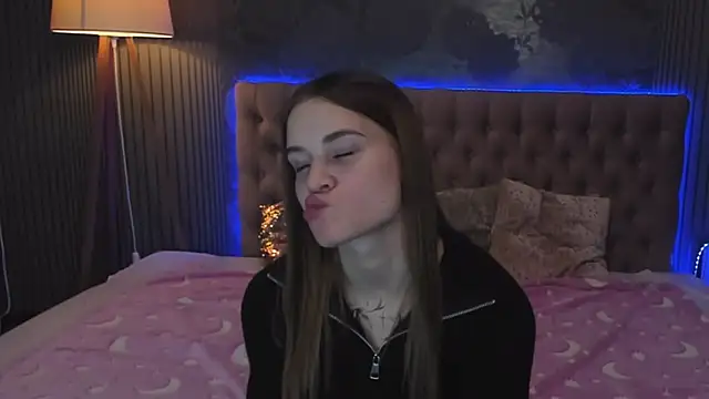 LuisaClover online show from 11/10/25, 01:43