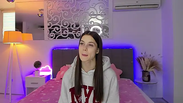 Snapshot of LuisaClover chatting on 01/19/26, 01:15 LuisaClover online show from 01/19/26, 01:15