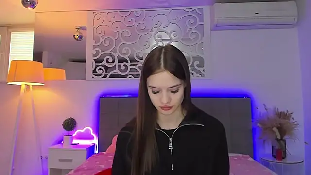 Snapshot of LuisaClover chatting on 02/17/26, 01:18 LuisaClover online show from 02/17/26, 01:18