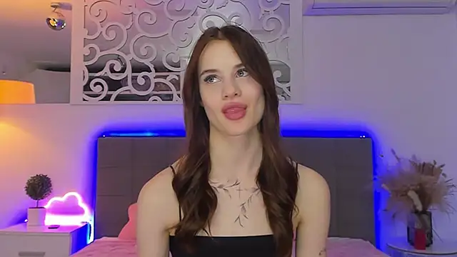 Snapshot of LuisaClover chatting on 02/22/26, 01:42 LuisaClover online show from 02/22/26, 01:42