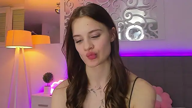 Snapshot of LuisaClover chatting on 02/23/26, 01:47 LuisaClover online show from 02/23/26, 01:47