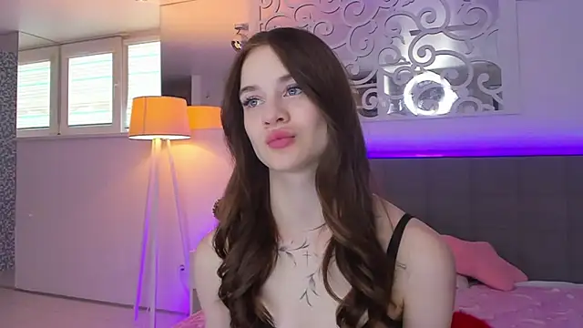 Snapshot of LuisaClover chatting on 02/28/26, 01:23 LuisaClover online show from 02/28/26, 01:23
