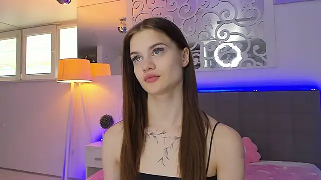 Snapshot of LuisaClover chatting on 03/15/26, 01:17 LuisaClover online show from 03/15/26, 01:17