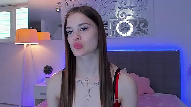 Snapshot of LuisaClover chatting on 03/28/26, 01:33 LuisaClover online show from 03/28/26, 01:33