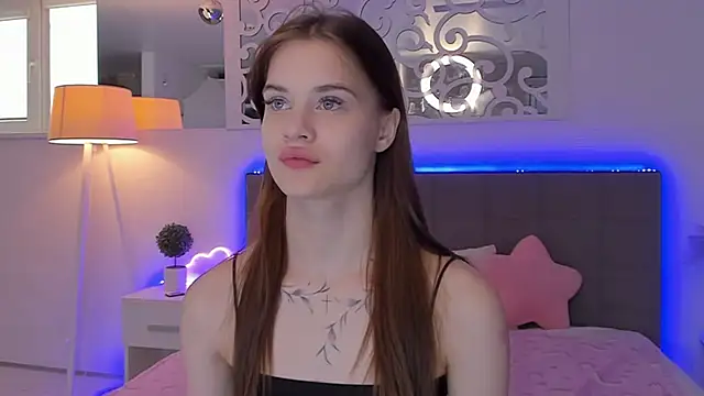 Snapshot of LuisaClover chatting on 04/07/26, 12:05 LuisaClover online show from 04/07/26, 12:05