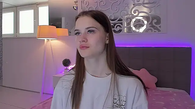 Snapshot of LuisaClover chatting on 04/12/26, 12:21 LuisaClover online show from 04/12/26, 12:21