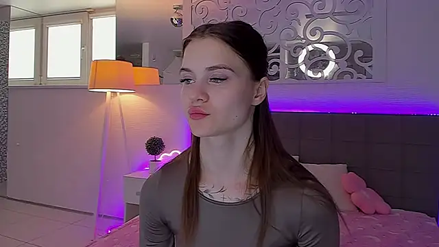 Snapshot of LuisaClover chatting on 04/13/26, 12:32 LuisaClover online show from 04/13/26, 12:32