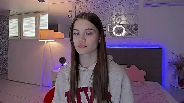 Snapshot of LuisaClover chatting on 04/19/26, 12:26 LuisaClover online show from 04/19/26, 12:26