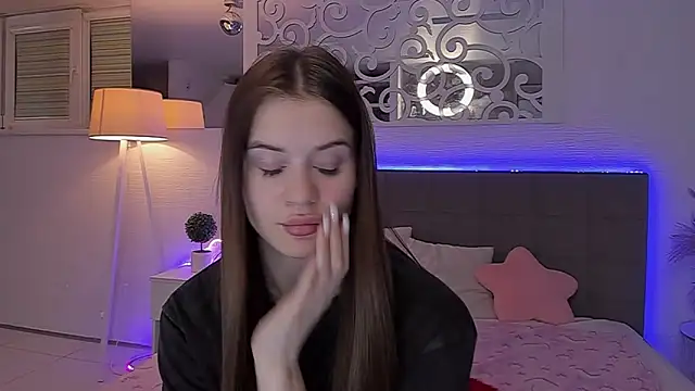 Snapshot of LuisaClover chatting on 04/19/26, 06:10 LuisaClover online show from 04/19/26, 06:10