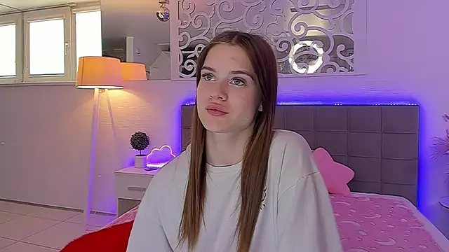 Snapshot of LuisaClover chatting on 06/03/26, 12:19 LuisaClover online show from 06/03/26, 12:19