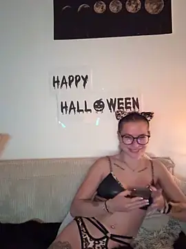 Snapshot of AlyssaSchwarz chatting on 10/31/25, 06:42 AlyssaSchwarz online show from 10/31/25, 06:42