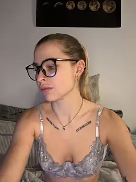 Snapshot of AlyssaSchwarz chatting on 12/14/25, 07:07 AlyssaSchwarz online show from 12/14/25, 07:07