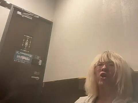 Snapshot of MUIMUICHAN27 chatting on 10/22/25, 02:17 MUIMUICHAN27 online show from 10/22/25, 02:17