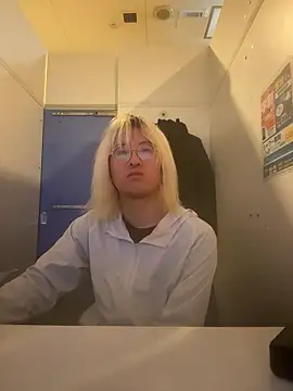 Snapshot of MUIMUICHAN27 chatting on 11/30/25, 02:37 MUIMUICHAN27 online show from 11/30/25, 02:37